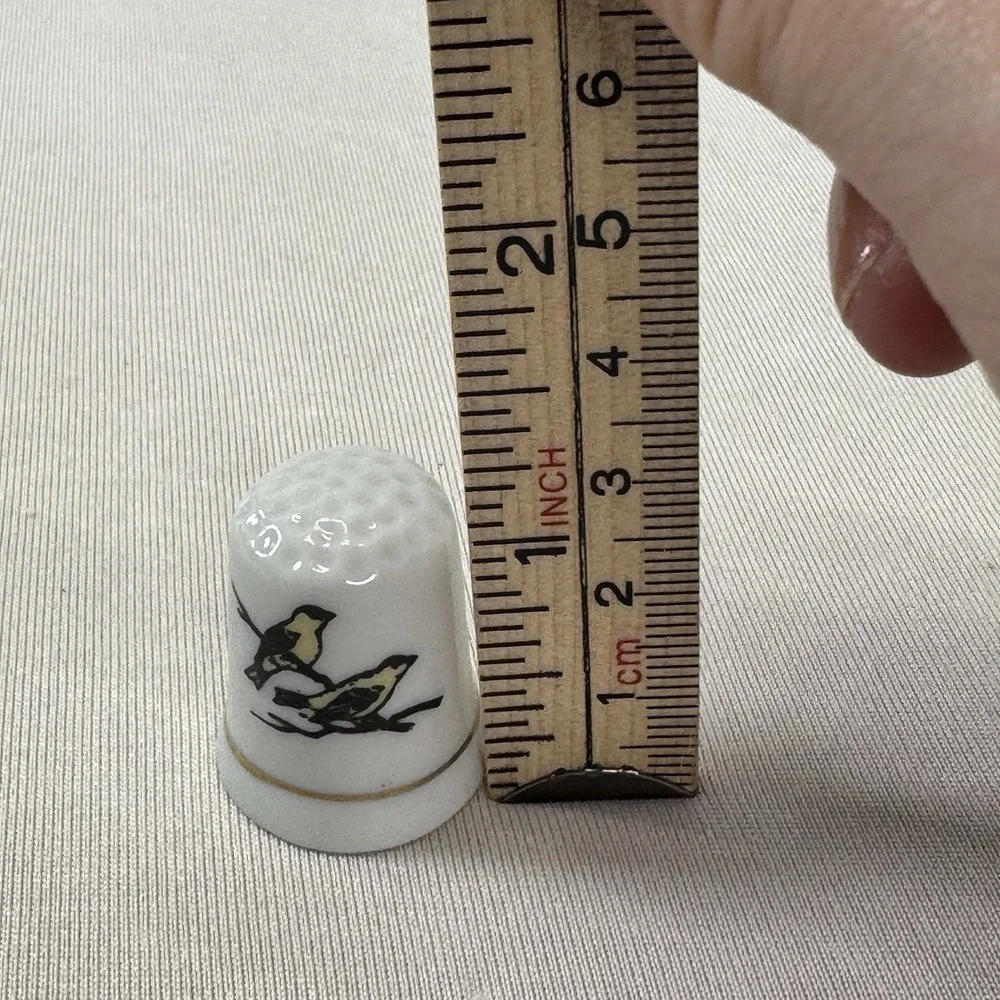 Vintage Beautiful‎ Porcelain Bird Thimble